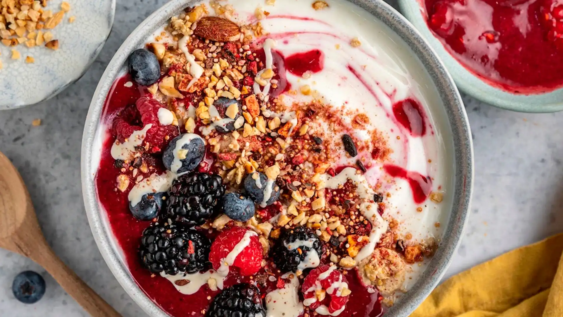 Bowl de Granola con Yogur Griego y Frutos del Bosque: Desayuno Energético